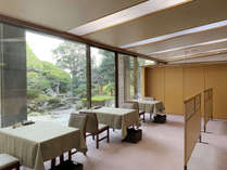 *【館内】広大な日本庭園を眺めながら宴会等も楽しみいただけます。