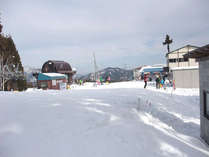 ハイパーボウル東鉢スキー場は当館目の前！