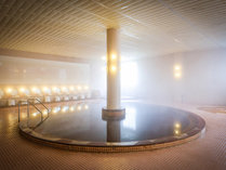 【内湯】幻想的な大浴場。琥珀色でつるつるとしたマイルドな温泉