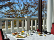 【ご朝食】海側の大きな窓から絶景を眺めながら朝食をお召し上がりください。