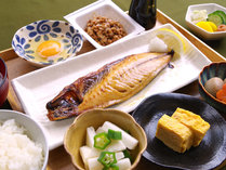 【和食プレート】焼き魚と副菜が3品ついた健康的な和朝食。