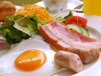 【洋食プレート】新鮮なサラダや卵料理がついた洋朝食。