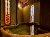【無料の貸切風呂】ステンドグラスの光が幻想的なモダンな貸切風呂