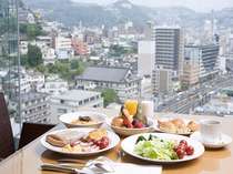 ホテル最上階からの長崎の眺望と共に、朝食をお楽しみいただけます。