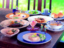 厳選食材を使用したコース料理　一例。県外からのリピーターも多い特製ディナーをお召し上がりください