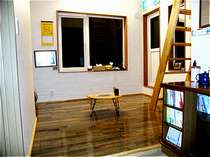 ２階には本やマンガを自由に読める談話コーナーがあります。
