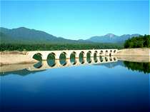 北海道遺産の『タウシュベツ川橋梁』糠平湖に架かるアーチ型の橋です。