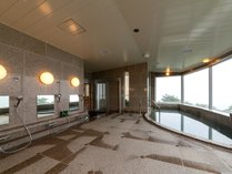 *大浴場。大きな窓からは四国カルストの絶景を一望。
