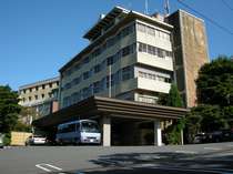 ★白雲荘外観★　榊原温泉郷の山頂に立地し、どのお部屋からも最高の景色を楽しむことができます。