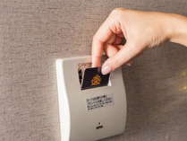 環境に配慮した省エネスイッチ（カードホルダー）を採用。カードキーを差し込むことで、電気が点灯します