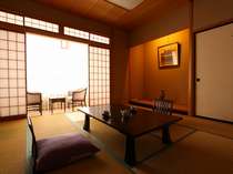 【横湯川側】落ち着いた雰囲気の和室は１０畳に広縁がついてゆったりとお寛ぎ頂けます