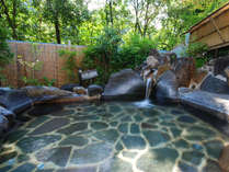 木立ちに囲まれた露天風呂。朝の木漏れ日の中での入浴がこれからの季節は特にオススメです。