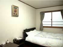 ベッド幅：145cmのベッドを利用しております。全室ホテル回線を利用したWi-fi接続可能。
