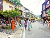 左手中央が森津屋旅館です。温泉繁華街のど真ん中。左手奥は名湯一の湯です。 写真