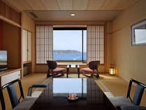 【和室12畳「音」】駿河湾越しの富士山の眺めは、こちらの部屋からもご覧いただけます。