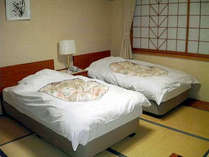 和室にツインベッドを備え付けた『和風ツインルーム』