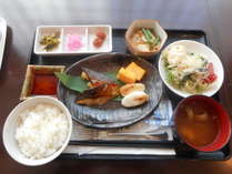 和定食一例：魚、煮物は日替り。ごはん、味噌汁、牛たんカレー、フルーツ、デザート、小鉢はお替り自由。