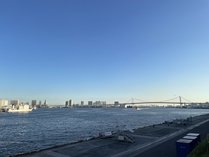 東京湾の景観です。晴れていれば竹芝客船ターミナルのデッキをお散歩がお勧めです。
