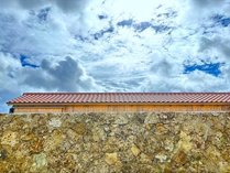 琉球石灰岩の壁と赤瓦 写真