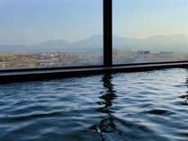 内湯からも阿蘇の美景をお楽しみいただけます。(写真は１番館の大浴場となります)