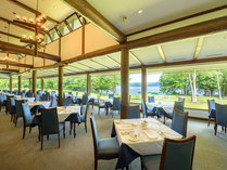 【レストラン】十和田湖が眺められるメインダイニングルーム