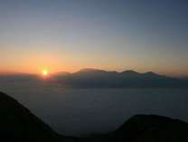 外輪山より朝日を望む『　阿蘇五岳涅槃像　』