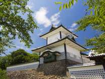 日本三名園の一つ兼六園。隣接する金沢城公園とともに、国内をはじめ世界各国の観光客に親しまれている。