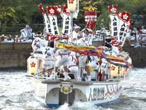 日本三大祭りの一つ天神祭・船渡御の様子