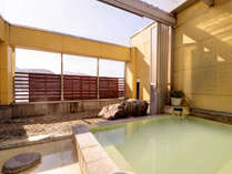 *露天風呂/源泉100％掛け流しの本物の硫黄泉。日和によってエメラルド色に湯が輝きます。