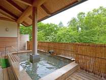樹齢250年の秋田杉の矢倉と総檜で作られた温泉露天風呂。木の香りに包まれながらお肌つるつる♪