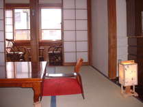 和室６帖のお部屋の一例・エアコン・液晶テレビ・空冷蔵庫・金庫・脇息・座椅子・付いてます