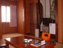 和室６帖のお部屋一例・全室エアコン・空冷蔵庫・液晶テレビ・金庫・脇息・座椅子備え付けてます。