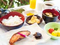 【朝食】和食のメインの焼魚は5種類を日替わりでご提供♪　お米は、兵庫県但馬産の棚田米を使用。
