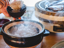 朝食は漁師町らしく、和食をご用意。ご飯は土鍋で炊き上げた、小浜のお米をお楽しみください。