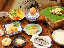 手作り胡麻豆腐や朴葉味噌など、奥飛騨民宿ならではの温かみのある朝食。