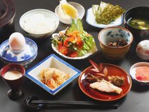手作り胡麻豆腐や朴葉味噌など、奥飛騨民宿ならではの温かみのある朝食。