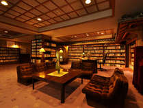 *不老カフェ。落ち着いた照明とゆったりとしたソファ…様々なジャンルの書籍も多数取り揃えております。