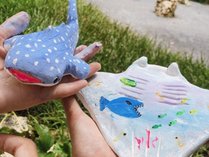 *【選べるものづくり体験】水族館の人気者ジンベイザメ、マンタに絵筆を使って自由に色塗り。
