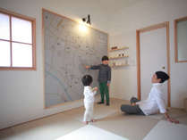 2階／寝室MAP。和室には、大人の背丈ほどもある金沢市内のオリジナルMAPがあります。