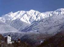 真冬の北アルプス名峰槍ヶ岳と山のホテル