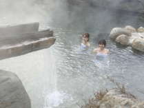 北アルプスと明峰槍ヶ岳を望む女性専用の離れ野天風呂も贅沢な広さです。