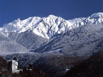 真冬の北アルプス、名峰槍ヶ岳と山のホテル