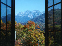 紅葉と冠雪した山のコントラストが美しい時期の眺めは最高！