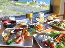【朝食バイキング】明るいレストランで爽やかな一日の始まりを（一例）