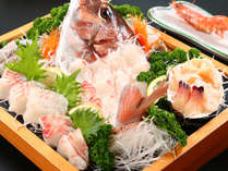 【お食事】夕食一例・板盛！新鮮なお魚です