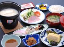 【朝食／一例】湯豆腐に焼物、サラダとボリュームタップリの朝食
