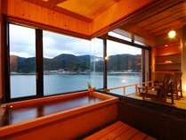 【客室檜風呂】円山川を一望できる絶好のロケーション。