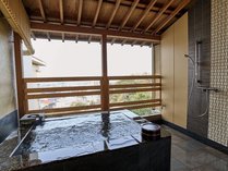 ■【天然温泉100％・露天風呂付き客室】656号室・孫生（ひこばえ）2023年改装　一例。石の浴槽。
