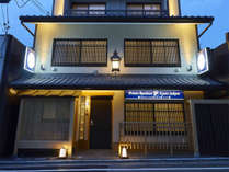 最高級の高野槙のお風呂がついた贅を尽くした上質な空間は、お子様連れのお客様も音を心配せず思う存分<BR>に楽しめるように各階1部屋のみ。京都の中心地で静かな一時をごゆっくりとお過ごしくださいませ！