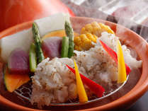 大きな鱧の切り身を島野菜と共に三種のソースで頂くバプール（夕食イメージ）